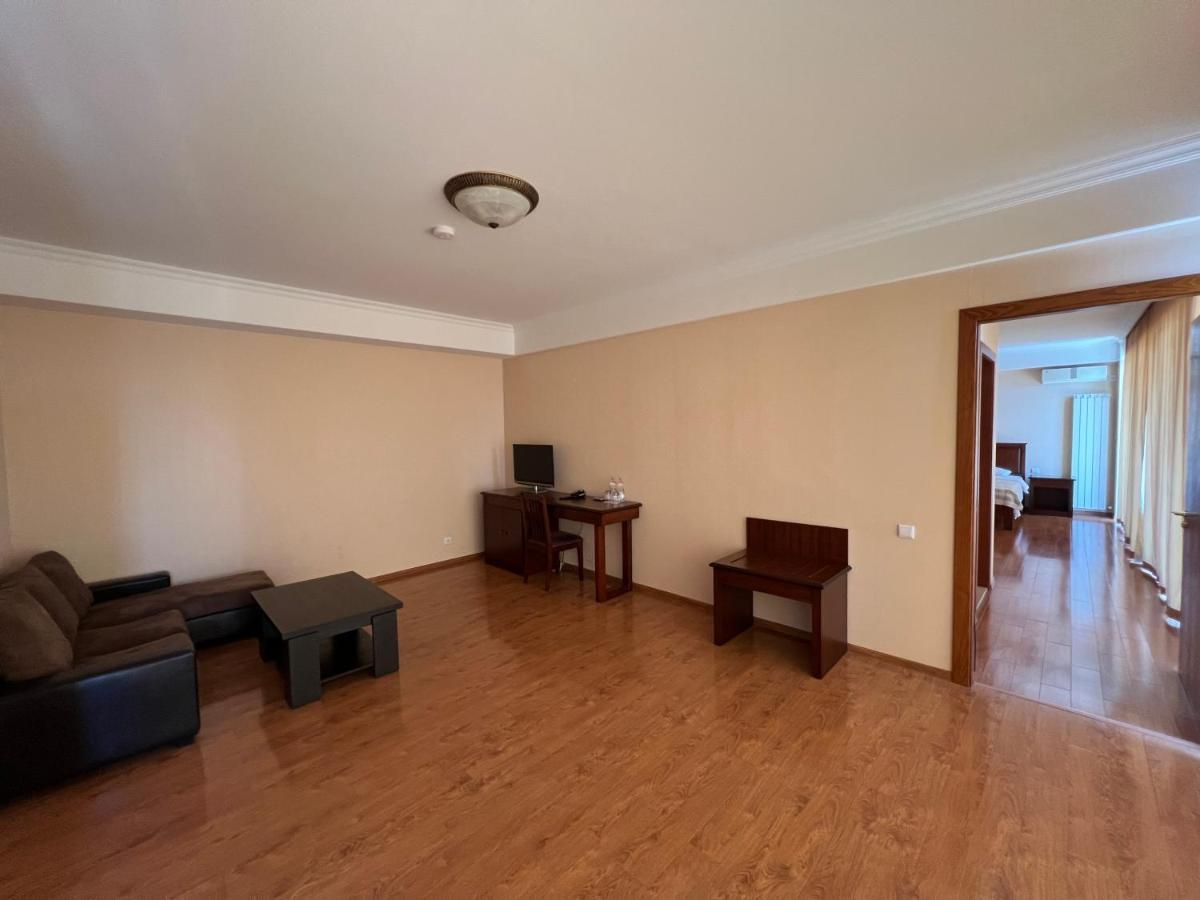 Hotel Bagrati 1003 Kutaisi Esterno foto